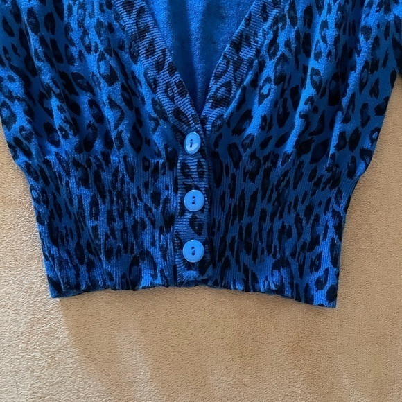 Blue Knit Cropped | size (junior)M? | animal print - Picture 3 of 7